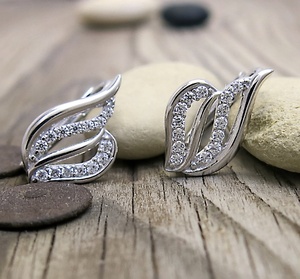 Jaký zvolit materiál náušnic a šperků? Zlato, stříbro, nebo chirurgickou ocel?