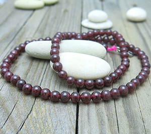 Almandin: český granát v barvě červeného vína Almandin: český granát v barvě červeného vína