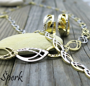 Do každého výstřihu jiný náhrdelník