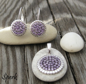 Čtverce a kolečka posetá zirkony Čtverce a kolečka posetá zirkony