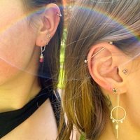 Provlékací a řetízkové náušnice. Nový trend?