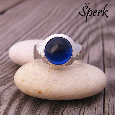 Zlatý prsten ~ zářící modrým spinelem