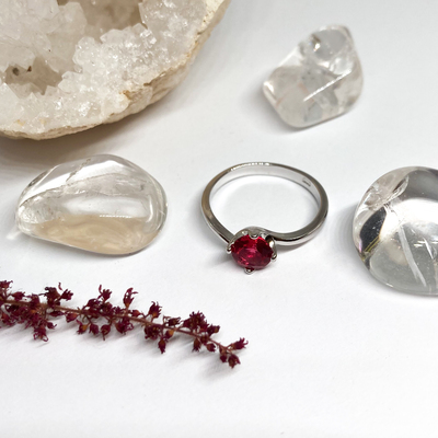 Stříbrný prsten s červeno-růžovým zirkonem Stříbrný prsten s červeno-růžovým zirkonem