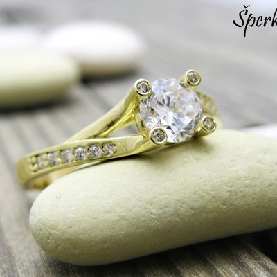Zajímavý a krásný prsten ~ čiré zirkony a žluté zlato