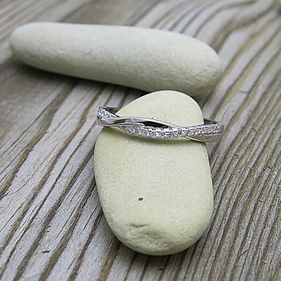 Stříbrný prsten se zirkony ~ dvě linie v těsném spojení Stříbrný prsten se zirkony ~ dvě linie v těsném spojení