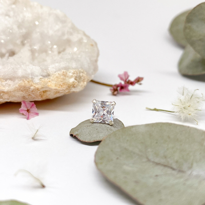 Stříbrná náušnice - zirkon ve tvaru čtverečku Stříbrná náušnice - zirkon ve tvaru čtverečku