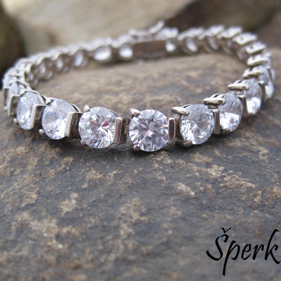 Stříbrný náramek lemovaný zirkony