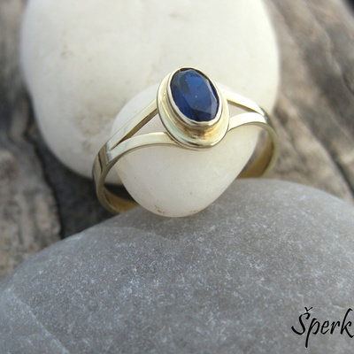 Zlatý prsten se spinelem ~ modrý ovál