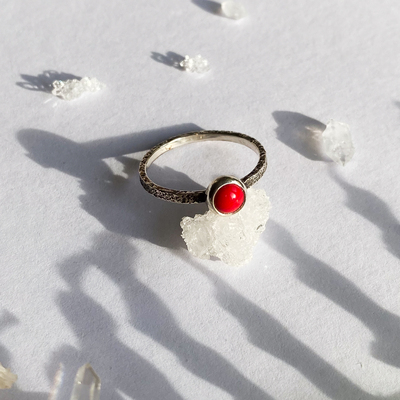 Stříbrný tepaný prsten ~ červený korál Stříbrný tepaný prsten ~ červený korál