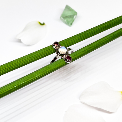 Měsíční kámen s turmalínem  ~ stříbrný prsten Měsíční kámen s turmalínem  ~ stříbrný prsten