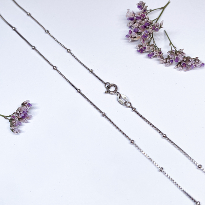 Stříbrný řetízek zdobený kuličkami Stříbrný řetízek zdobený kuličkami