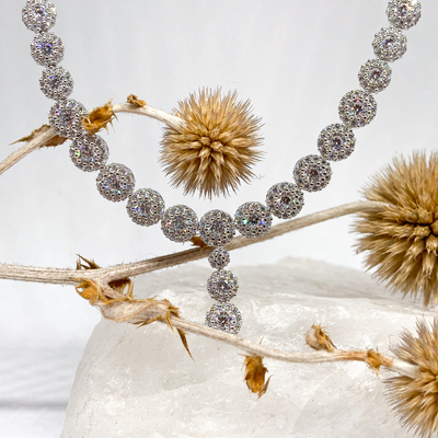 Plesový náhrdelník zdobený bílými zirkony ~ stříbro  Plesový náhrdelník zdobený bílými zirkony ~ stříbro