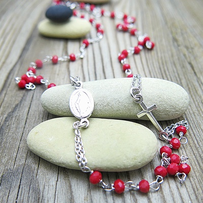 Červený růženec – stříbrný náhrdelník Červený růženec – stříbrný náhrdelník