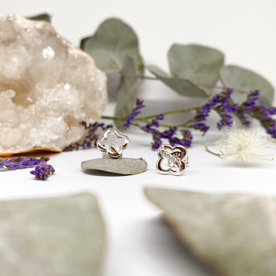 Stříbrné náušnice -kytičky se zirkony Stříbrné náušnice -kytičky se zirkony