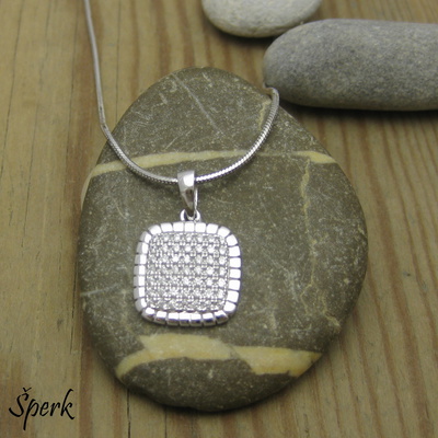 Stříbrný náhrdelník: přívěsek čtverec se zirkony a řetízek