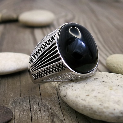 Stříbrný prsten s onyxem a zirkony Stříbrný prsten s onyxem a zirkony