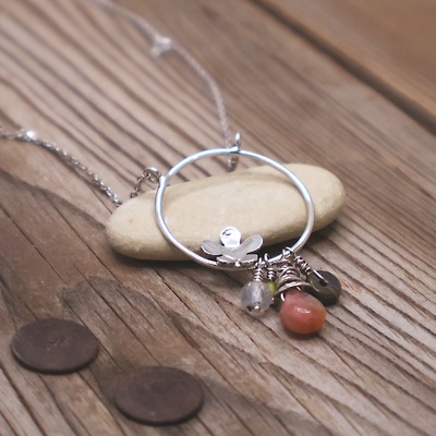 Stříbrný náhrdelník s kytičkou a minerály Stříbrný náhrdelník s kytičkou a minerály