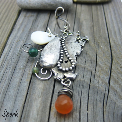 Stříbrný přívěsek ~ ptáček z perleti, karneolu a chryzoprasu