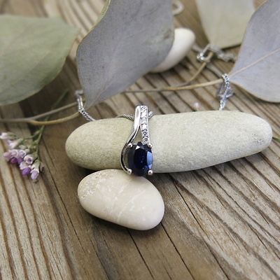 Náhrdelník se safírem a zirkony ~ stříbro  Náhrdelník se safírem a zirkony ~ stříbro