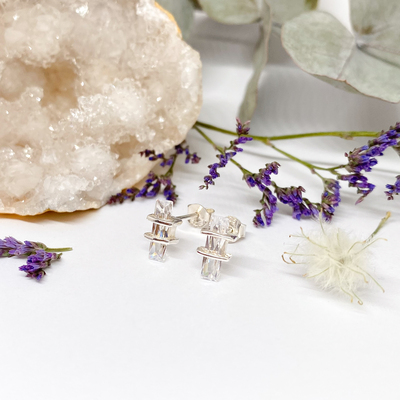 Stříbrné náušnice - zirkony v objetí stříbra Stříbrné náušnice - zirkony v objetí stříbra