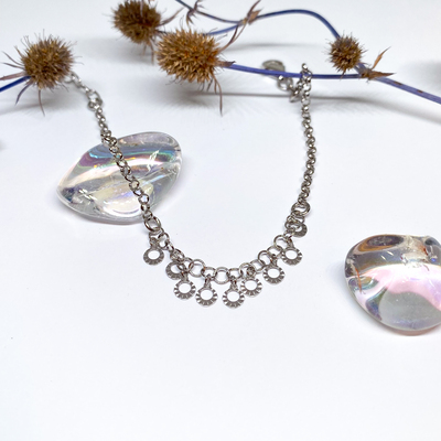 Stříbrný náramek se zavěšenými broušenými kroužky Stříbrný náramek se zavěšenými broušenými kroužky