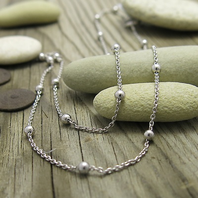 Dlouhý stříbrný náhrdelník s jemnými kuličkami Dlouhý stříbrný náhrdelník s jemnými kuličkami