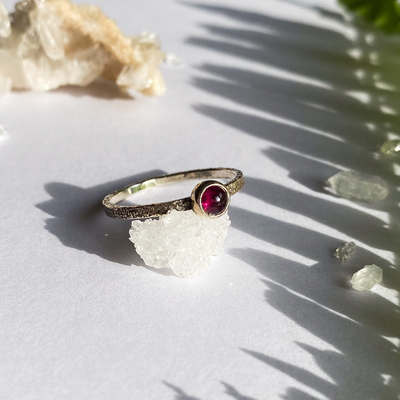 Stříbrný tepaný prsten ~ almandin Stříbrný tepaný prsten ~ almandin