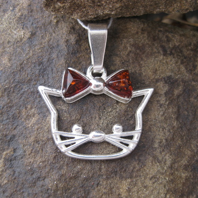 Stříbrný přívěsek – kočka, jantar