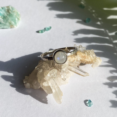 Stříbrný tepaný prsten ~ měsíční kámen