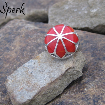 Stříbrný prsten s červenou perletí