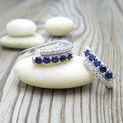 Stříbrné náušnice se spinelem a čirými bílými zirkony Stříbrné náušnice se spinelem a čirými bílými zirkony