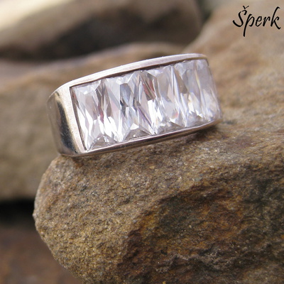 Stříbrný prsten se zirkony ....