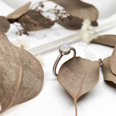 Stříbrný matný prsten ~ měsíční kámen Stříbrný matný prsten ~ měsíční kámen