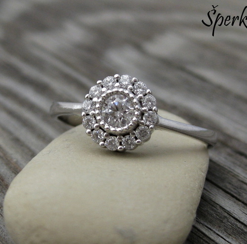 Zlatý prsten ~ bílé zlato, velký zirkon, drobné zirkonky 1