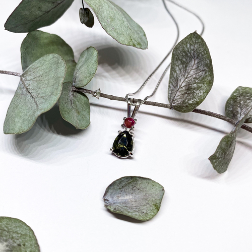 Přívěs s vltavínem a rubínem ~ bílé zlato Přívěs s vltavínem a rubínem ~ bílé zlato 1