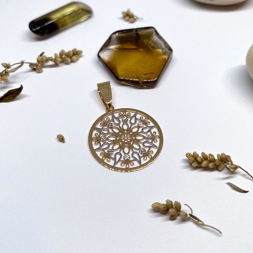 Zlatý přívěšek s kruhovým ornamentem 1