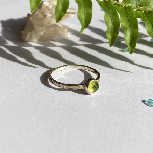 Stříbrný tepaný prsten ~ olivín 1