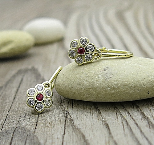 Dětské náušnice kytičky - červený a čirý zirkon ~ žluté zlato Dětské náušnice kytičky - červený a čirý zirkon ~ žluté zlato 1