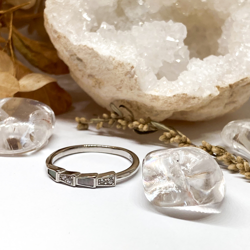 Stříbrný prsten se zirkony a perletí Stříbrný prsten se zirkony a perletí 1