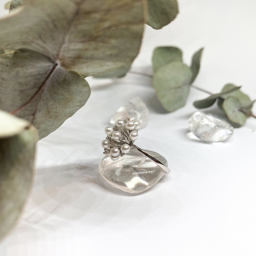 Stříbrný prsten se zirkony a perličkami Stříbrný prsten se zirkony a perličkami 1