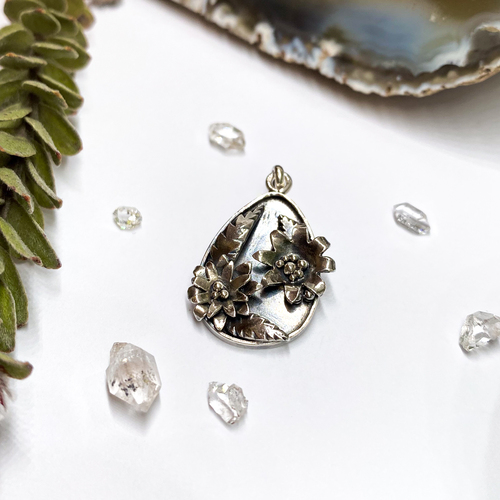 Stříbrný přívěs zdobený kytičkami a lístky Stříbrný přívěs zdobený kytičkami a lístky 1