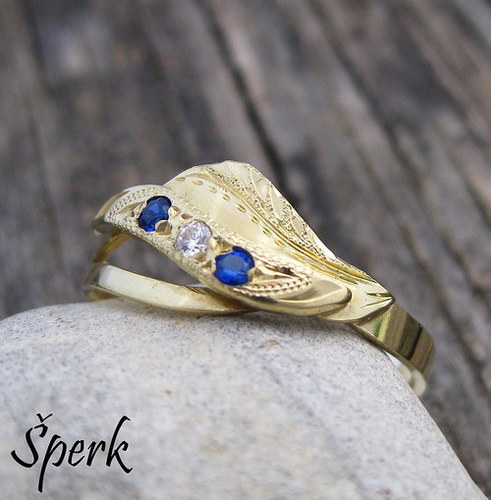 Zlatý prsten se zirkony ~ jeden čirý zirkon, dva modré zirkony 1