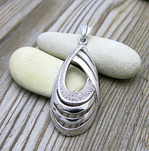 Velký , stříbrný přívěsek se zirkony 1