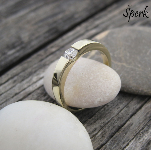 Zlatý prsten s briliantem ~ žluté zlato 1