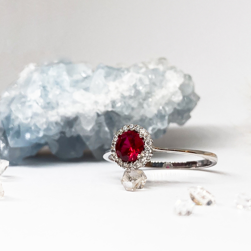 Prsten z bílého zlata s rudým zirkonem  1