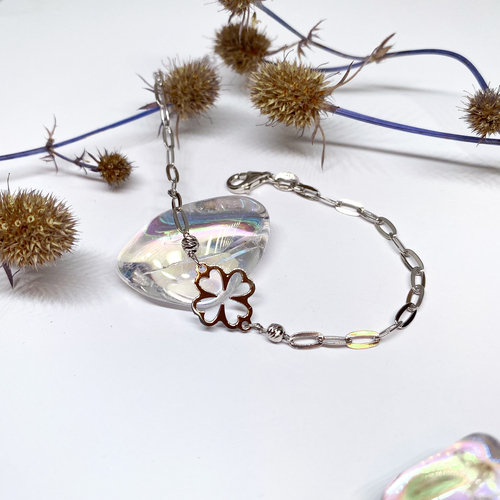 Stříbrný náramek se čtyřlístkem a korálky Stříbrný náramek se čtyřlístkem a korálky 1