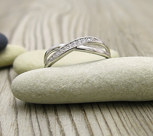 Bílé zlato ~ prsten se zirkony 1