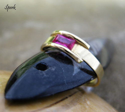 Zlatý prsten s červeným kamenem 1