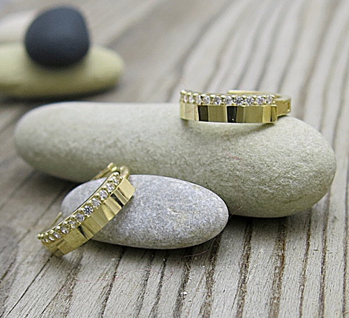 Náušnice zlaté kruhy lemované čirými zirkony 1