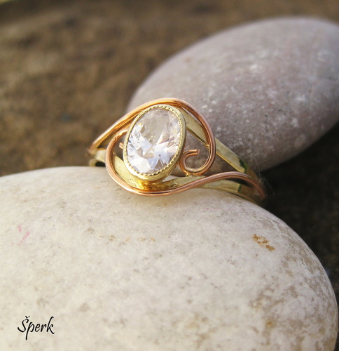 Zlatý prsten s velkým zirkonem 1